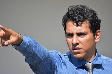 İspanyol işadamı işaret kravat giyiyor