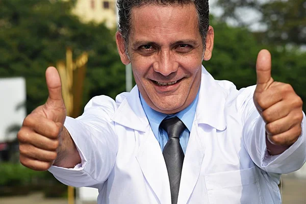 Médico masculino hispano con pulgares hacia arriba usando abrigo de laboratorio — Foto de Stock