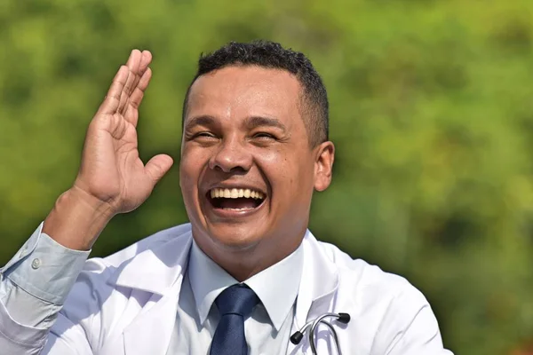 Knappe man dokter lachen — Stockfoto