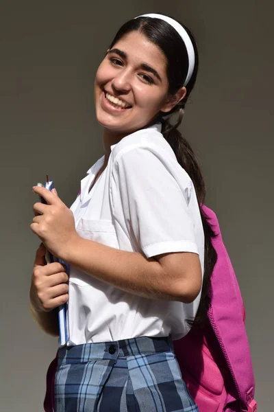 Chica estudiante y felicidad con cuaderno — Foto de Stock