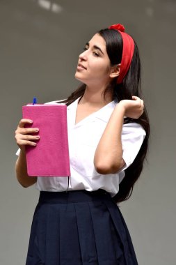 Kolombiya kız öğrencinin okul üniforması defter ile poz