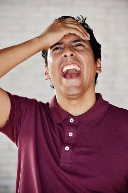 Latino kişi gülüyor