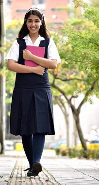 Kaldırımda yürüyen okul kız öğrenci