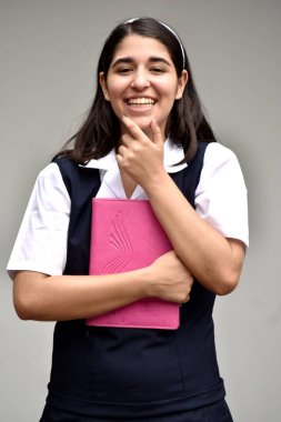 Tatlı liseli kız üniforması ile defter