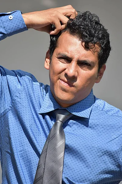 Homem de negócios confuso vestindo gravata — Fotografia de Stock
