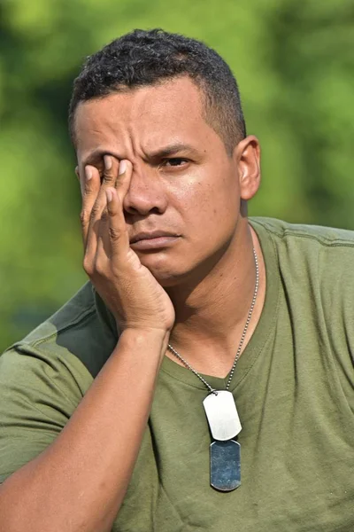 哥伦比亚男性士兵承受压力 — 图库照片