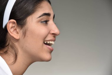 Genç Kız konuşuyor