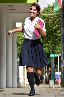 Defter ile çalışan sevimli Kolombiya kız öğrenci