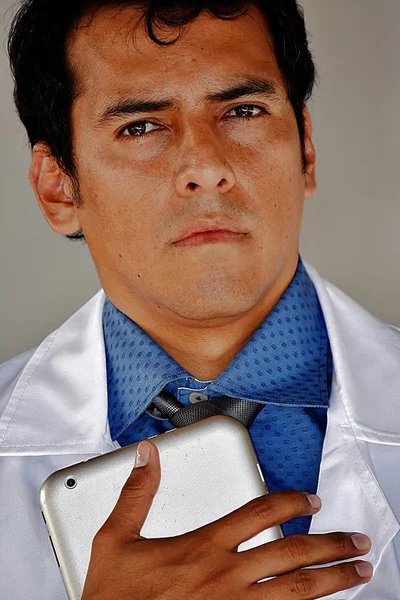 Médecin masculin adulte sérieux avec tablette — Photo