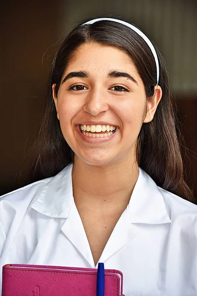 ノートブックで笑顔のかわいいコロンビア女子学生 — ストック写真