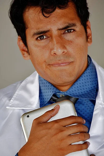 Dokter Pria Dewasa Dengan Tablet Bingung — Stok Foto