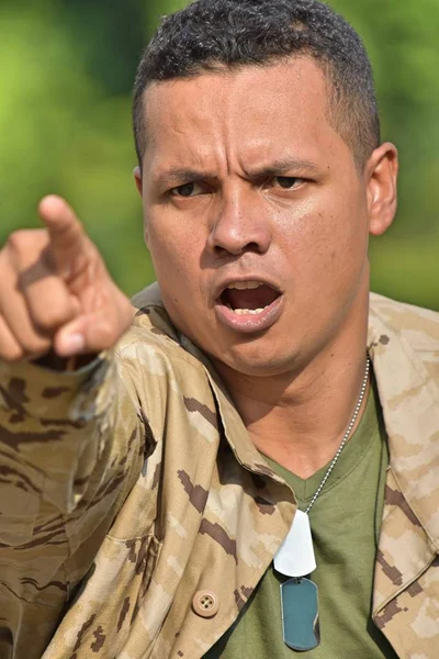 Rozzlobený kolumbijské mužské voják — Stock fotografie