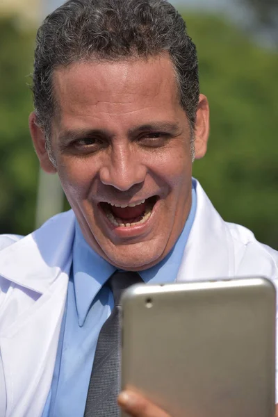Šťastný muž hispánského lékař pomocí tabletu — Stock fotografie