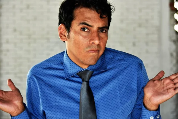 Homem de negócios e confusão vestindo gravata — Fotografia de Stock