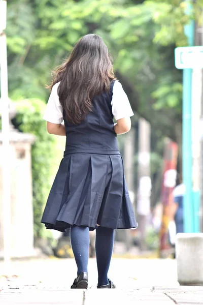 Dospívající dívka nosí sukně — Stock fotografie