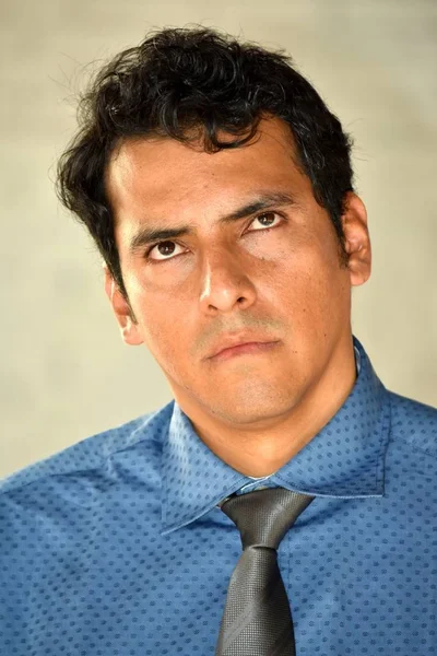 Bezcitný hispánský osoba kravatu — Stock fotografie