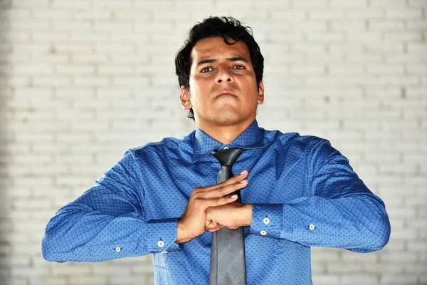 Louco pessoa adulta vestindo gravata — Fotografia de Stock