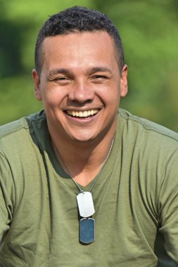 İyi görünümlü erkek asker gülümseyen