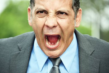 Takım elbise giymiş bir adam iş vurguladı