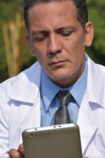 Maschio medico ispanico utilizzando Tablet — Foto Stock