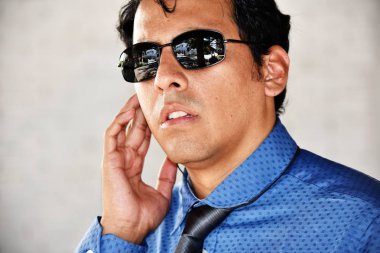 Yakışıklı güvenlik görevlisi giyen güneş gözlüğü