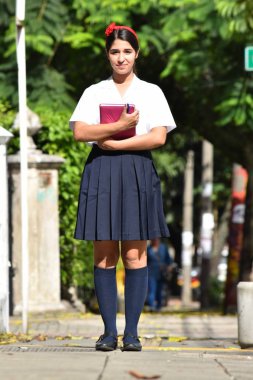 Kaldırımda duran kız öğrenci