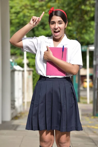 Estudiante adolescente escuela chica having un idea — Foto de Stock