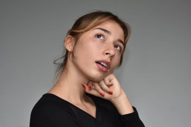 Genç Kolombiyalı genç merak