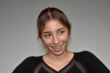 Mutlu Kolombiyalı kadın