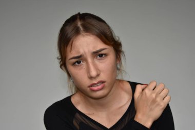 Sevimli erkek ve ağrı