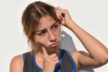 Genç Kolombiyalı kadın ve karışıklık