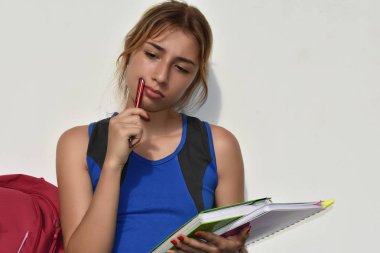 Teen kız öğrencinin düşünme