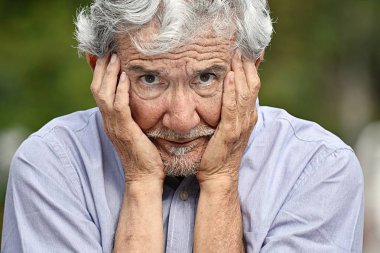 Mutsuz Kolombiyalı kişi