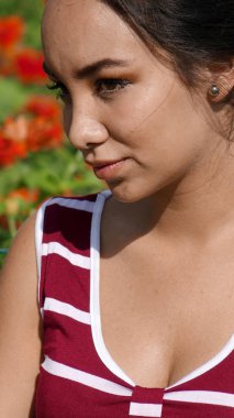 Ciddi sevimli Perulu kız