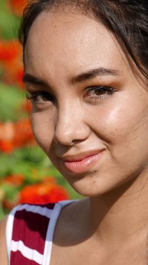 Sevimli Perulu kız ve mutluluk