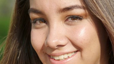 Şirin Perulu genç kız güler yüz