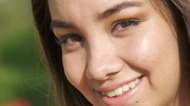 Şirin Perulu erkek gülümseyen yüzü