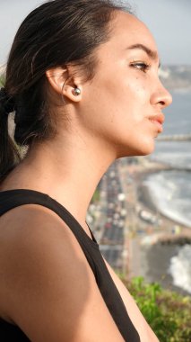 Kıyı şeridi izlemek ciddi kadın Teen