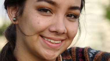 Gülümseyen şirin Perulu erkek