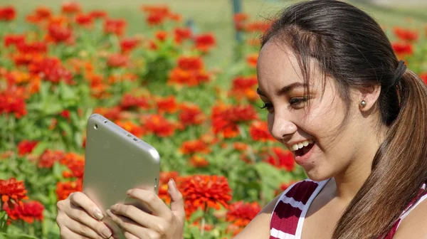 Emocionado chica adolescente femenina usando tableta — Foto de Stock