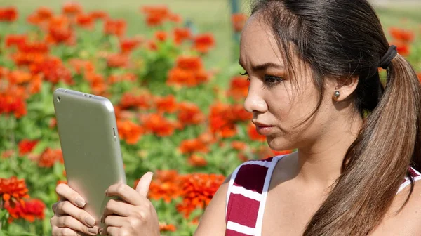 Chica adolescente femenina seria usando tableta —  Fotos de Stock