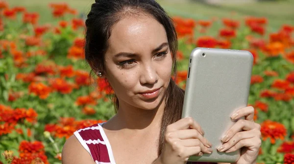 Mujer adolescente chica usando tableta — Foto de Stock