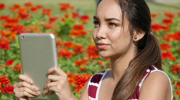 Mujer adolescente chica usando tableta — Foto de Stock
