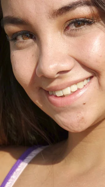 Perulu kız gülümseyerek — Stok fotoğraf
