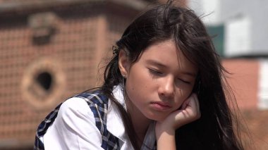 Yorgun genç Kolombiyalı kadın