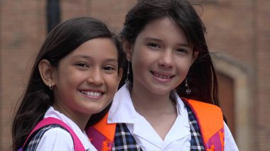 Gülümseyen kız öğrenci ve arkadaşları