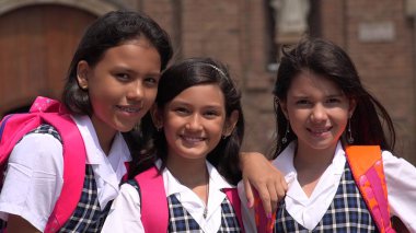 Oldukça genç öğrenciler okul üniformaları giyen