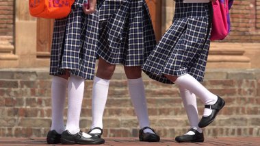 Erkek okul çocukları ayakta