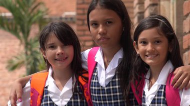 Güzel öğrenciler okul üniformaları giyen