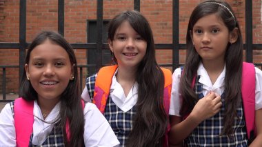 Okul üniformaları giyen Katolik Okulu Girls